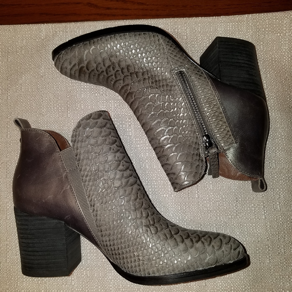 NWOB, Donald J. Pliner Edyn Bootie - Picture 5 of 8